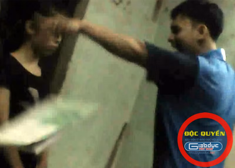 Thì con đang hứng chịu những lời quát mắng thậm tệ ngay trong lớp học mà người ta vẫn nói là nơi ấm áp và yêu thương Thì con đang hứng chịu những lời quát mắng thậm tệ ngay trong lớp học mà người ta vẫn nói là nơi ấm áp và yêu thương