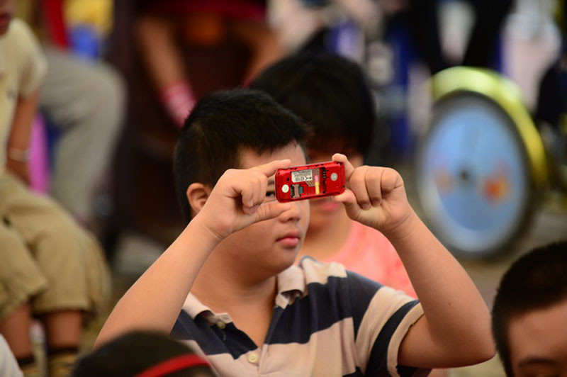 Ghi lại khoảng khắc ngày lễ khai giảng với một chiếc điện thoại... không có pin và camera. >>Những hình ảnh đẹp nhất lễ khai giảng 2012 >>Xúc động hình ảnh chú lính chì Thiện Nhân vào lớp 1 >>Những hình ảnh ấn tượng Lễ tốt nghiệp HV Cảnh sát Nhân dân
