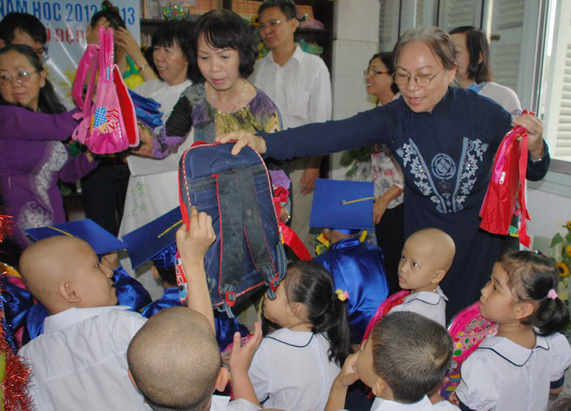 Món quà đầu năm học mới dành cho tất cả học sinh là những dụng cụ học tập xinh xắn. Cặp in hình siêu nhân, người dơi dành cho các bạn trai, cặp in hình búp bê, công chúa dành cho các bạn gái. >>Những hình ảnh đẹp nhất lễ khai giảng 2012 >>Xúc động hình ảnh chú lính chì Thiện Nhân vào lớp 1 >>Những hình ảnh ấn tượng Lễ tốt nghiệp HV Cảnh sát Nhân dân