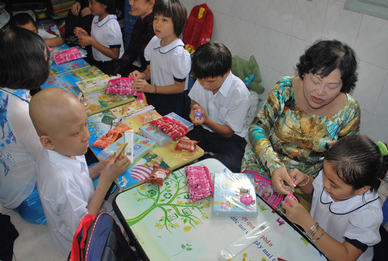 Phần việc đầu tiên của năm học mới là gọt bút chì và điền tên vào vở. >>Những hình ảnh đẹp nhất lễ khai giảng 2012 >>Xúc động hình ảnh chú lính chì Thiện Nhân vào lớp 1 >>Những hình ảnh ấn tượng Lễ tốt nghiệp HV Cảnh sát Nhân dân