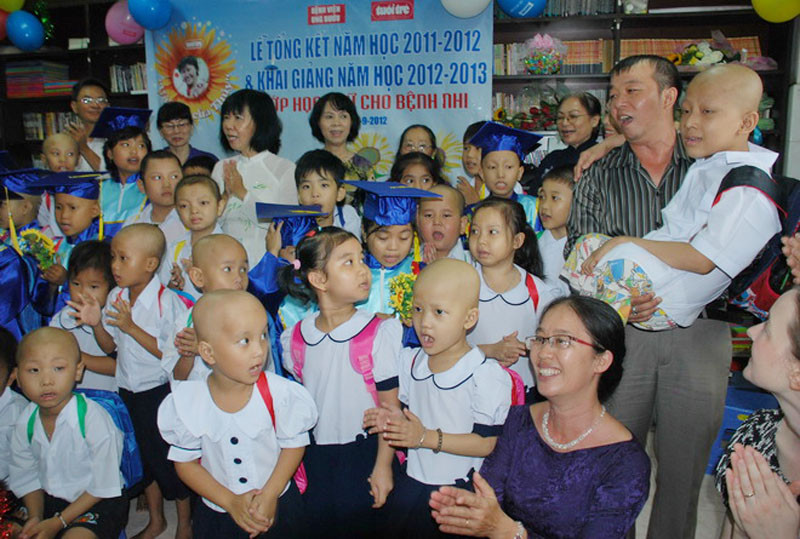 Cô trò cùng hát chào mừng năm học mới. Ở bìa phải bức ảnh là thầy Đặng Thành Thái - giáo viên Trường tiểu học cơ sở Kết Đoàn (Q.1, TP.HCM) bồng học trò Hồ Khương Đằng (12 tuổi, học lớp 6) bị cưa cả hai chân vì ung thư xương. >>Những hình ảnh đẹp nhất lễ khai giảng 2012 >>Xúc động hình ảnh chú lính chì Thiện Nhân vào lớp 1 >>Những hình ảnh ấn tượng Lễ tốt nghiệp HV Cảnh sát Nhân dân