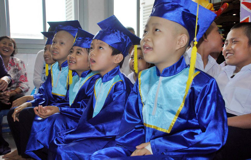 Các học sinh học tập tốt trong năm học 2011-2012 xúng xính trong trang phục trang trọng chuẩn bị nhận giấy khen và phần thưởng. >>Những hình ảnh đẹp nhất lễ khai giảng 2012 >>Xúc động hình ảnh chú lính chì Thiện Nhân vào lớp 1 >>Những hình ảnh ấn tượng Lễ tốt nghiệp HV Cảnh sát Nhân dân