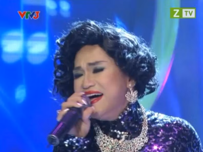 Đại Nghĩa vẫn còn hơn cứng khi hóa thân thành nữ danh ca Ý Lan. Đại Nghĩa vẫn còn hơn cứng khi hóa thân thành nữ danh ca Ý Lan.