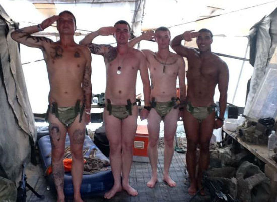Binh sỹ Anh đóng ở Afghanistan cũng đã "lấy gương" của hoàng tử Harry và thực hiện tư thế "kính chào hoàng tử Harry". Binh sỹ Anh đóng ở Afghanistan cũng đã "lấy gương" của hoàng tử Harry và thực hiện tư thế "kính chào hoàng tử Harry".