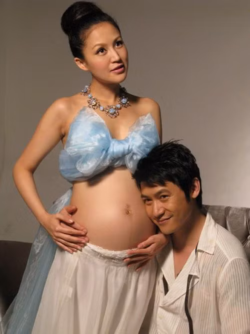 Tháng 8/2008, cặp đôi nam diễn viên Lục Nghị và bà xã Bào Lôi đã có bức hình khoe bụng bầu đứa con đầu lòng khiến người hâm mộ của cặp đôi đều thốt lên vì thần thái mà hai vợ chồng họ Lục thổi vào bức hình, vừa không quá lộ liễu lại chất chứa tình cảm của hai vợ chồng dành cho đứa con sắp chào đời.