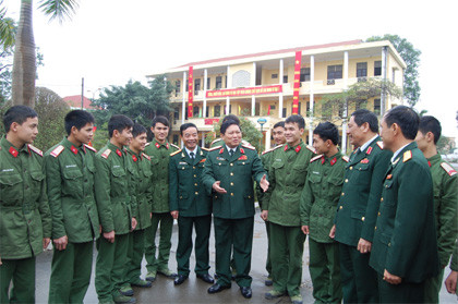 Thượng tướng Ngô Xuân Lịch trò chuyện với cán bộ, chiến sĩ Sư đoàn 301.