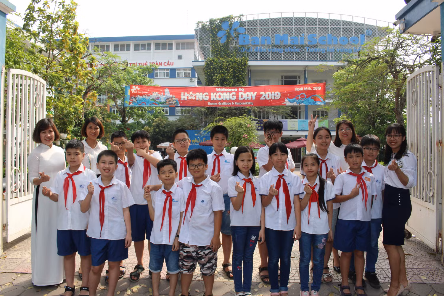 Từ trái sang cô Nguyễn Thị Thanh Nương – Phó Hiệu trưởng nhà trường; cô Lê Thị Hiền – Phụ trách Chương trình thành tích cao; cô Ngô Thị Thanh Tâm – Phó Hiệu trưởng; cô Nguyễn Thị Ngọc – Tổ trưởng tổ 4 cùng các học sinh đạt giải.