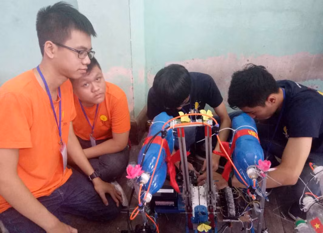 Cuộc thi sáng tạo robot nhằm khơi dậy niềm đam mê nghiên cứu khoa học của học sinh cấp ba. Ảnh: AN