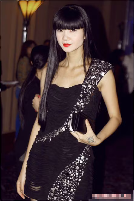 Hạ Vy "hóa" nàng Geisha với gương mặt trắng bóc Hạ Vy "hóa" nàng Geisha với gương mặt trắng bóc