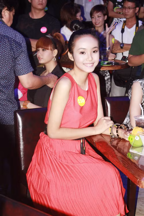 Mẫu teen Bảo Trân "hồn nhiên" "đeo mặt nạ" đi dự tiệc Mẫu teen Bảo Trân "hồn nhiên" "đeo mặt nạ" đi dự tiệc