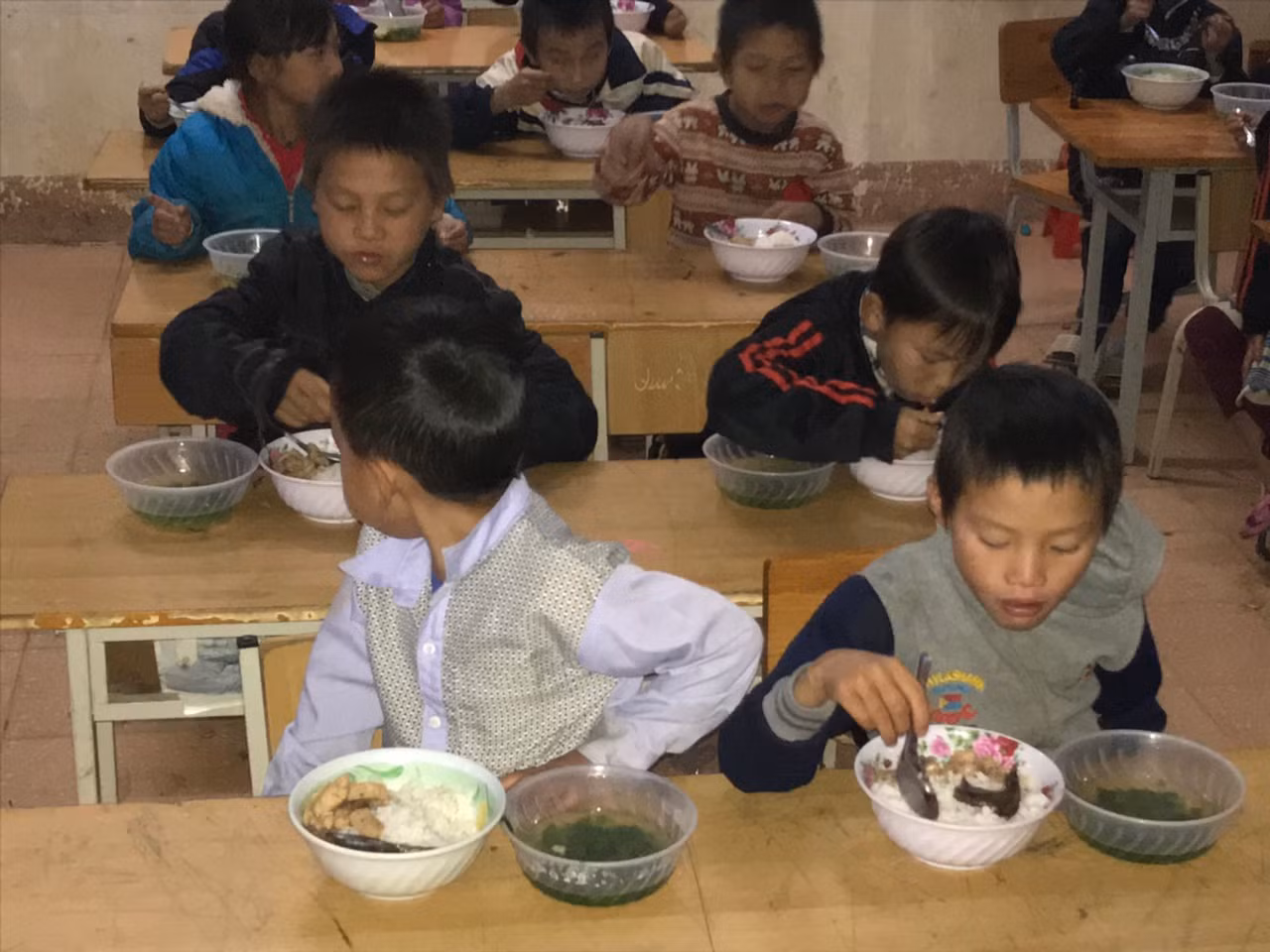 Hạnh phúc của các con là đến trường được ăn cơm no (Ảnh chụp tại điểm trường trung tâm) Hạnh phúc của các con là đến trường được ăn cơm no (Ảnh chụp tại điểm trường trung tâm)