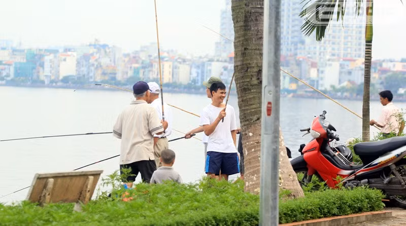 Đi "xẻ thịt" Hồ Tây vui như... đi hội !