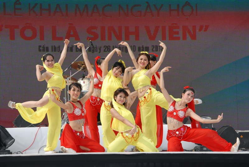 Tiết mục văn nghệ trong cuộc thi tìm kiếm tài năng sinh viên được nối tiếp.