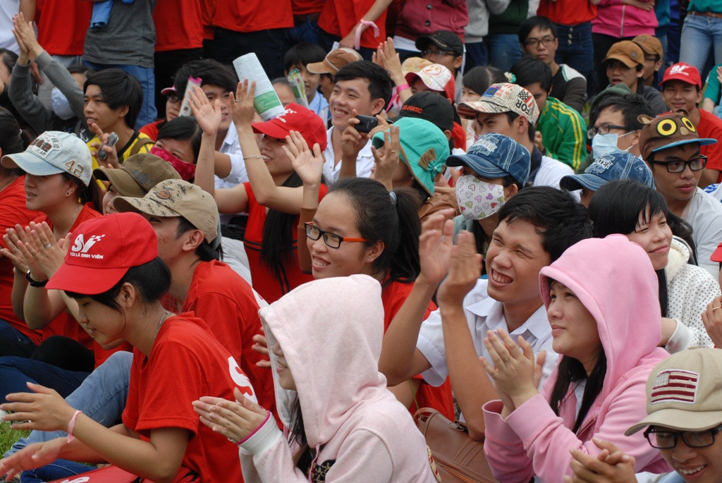 Những bạn trẻ không tham gia trình diễn theo dõi rất chăm chú bất chấp trời nắng nóng.