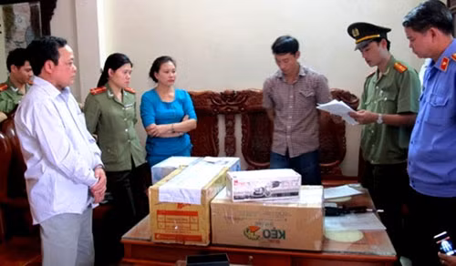 “Cậu Thủy” (bìa trái) nghe đọc lệnh bắt - Ảnh: Bình Thanh “Cậu Thủy” (bìa trái) nghe đọc lệnh bắt - Ảnh: Bình Thanh