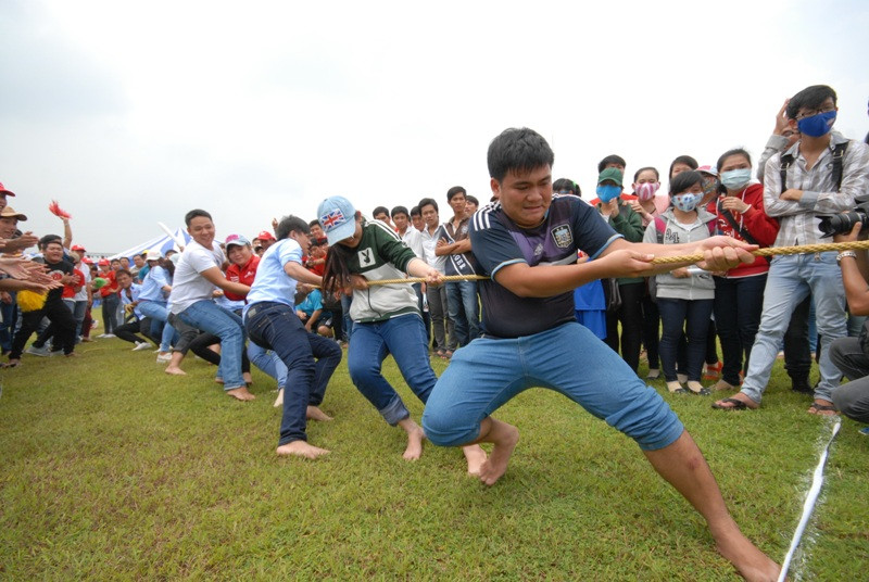 Hết mình trong các trò chơi của ngày hội.
