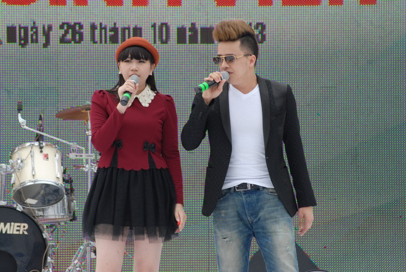 Tha thiết trong màn “Song ca cùng thần tượng” với ca sĩ Cao Thái Sơn.