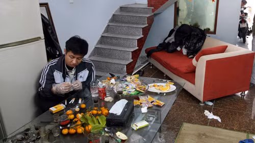 Cơ quan chức năng khám nghiệm hiện trường bên trong ngôi nhà. Cơ quan chức năng khám nghiệm hiện trường bên trong ngôi nhà.