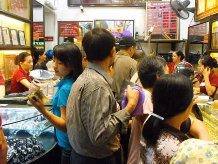 Ông Trúc cho rằng, một số doanh nghiệp vàng lớn như SJC thời gian qua chỉ sản xuất, gia công cầm chừng, tạo hiện tượng khan hiếm vàng giả, khiến giá trong nước bị đẩy lên quá cao so với giá thế giới.