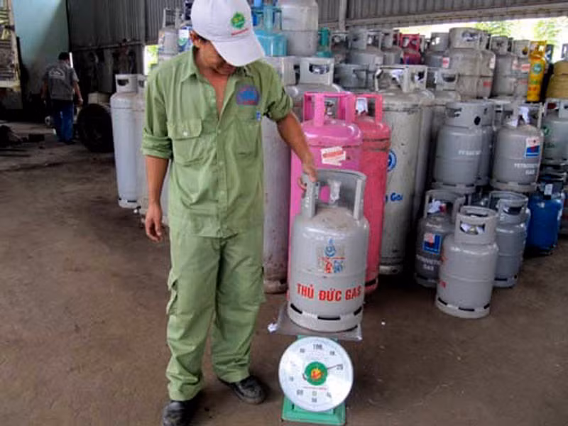Do đó, một trong những biện pháp phân biệt bình gas thật và bình ga giả là cân trọng lượng của gas. (Cân trọng lượng bình gas thật khoảng 25,5kg còn, bình gas lừa có thể chỉ còn 18,4kg).