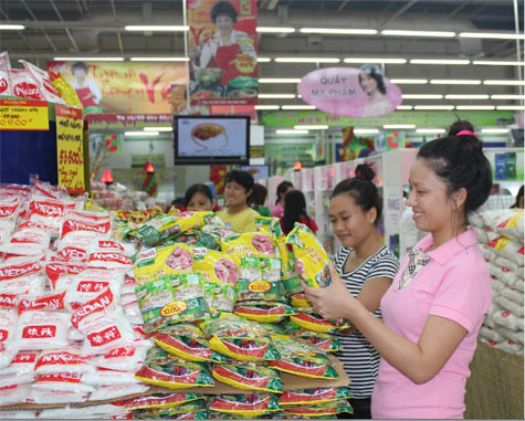 Hàng nghìn mặt hàng Tết, thực phẩm khô, tươi sống giảm giá tới 40% phục vụ người tiêu dùng.