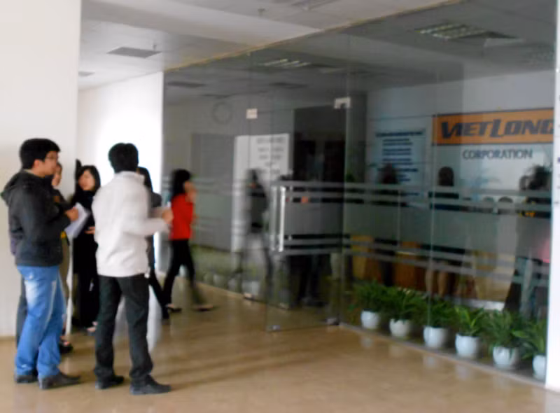 Cảnh đứng chầu chực điện này đã khiến nhiều nhân viên siêu thị mệt mỏi và hoang mang. Họ bức xúc tột cùng trước việc cắt điện vô căn cứ của bên cho thuê tòa nhà (Công ty Vinaconex, trong đó công ty Sơn Hà chiếm hơn 75% cổ phần).