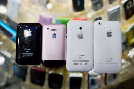 Hiện tại, mẫu điện thoại iPhone của hãng Apple bị làm nhái nhiều nhất vì đang được ưa chuộng trên toàn thế giới. Chỉ cần ham rẻ và mất cảnh giác, người tiêu dùng rất dễ mất tiền oan uổng vì những chiếc điện thoại kém chất lượngmà phần lớn có xuất xứ từ Trung Quốc này. Hiện tại, mẫu điện thoại iPhone của hãng Apple bị làm nhái nhiều nhất vì đang được ưa chuộng trên toàn thế giới. Chỉ cần ham rẻ và mất cảnh giác, người tiêu dùng rất dễ mất tiền oan uổng vì những chiếc điện thoại kém chất lượngmà phần lớn có xuất xứ từ Trung Quốc này.
