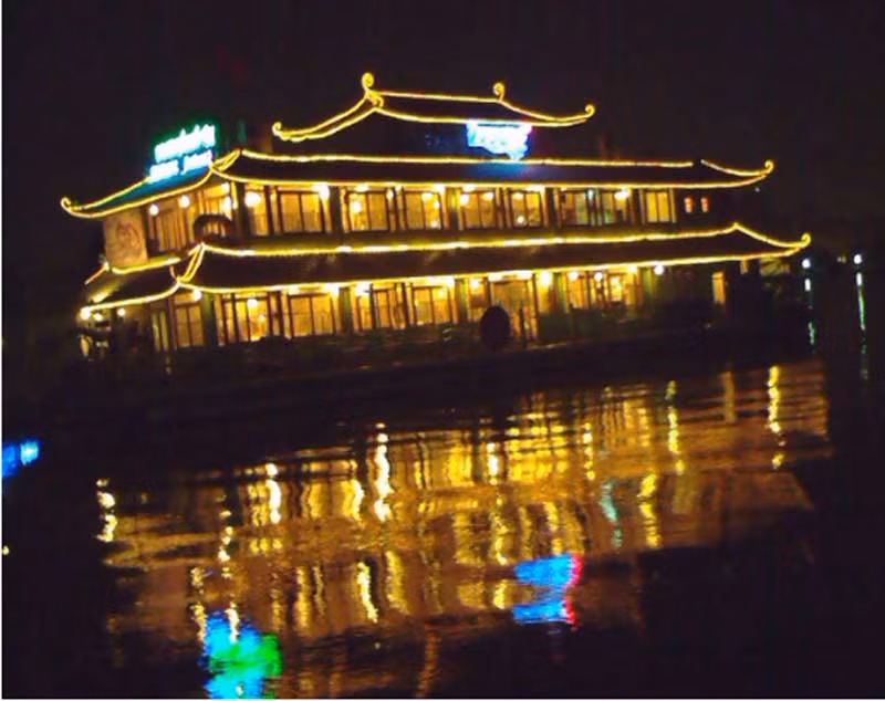 Với số tiền trên 200.000 đồng, có thể thong dong thưởng thức Noel quanh hồ cũng là một gợi ý thú vị cho bạn.