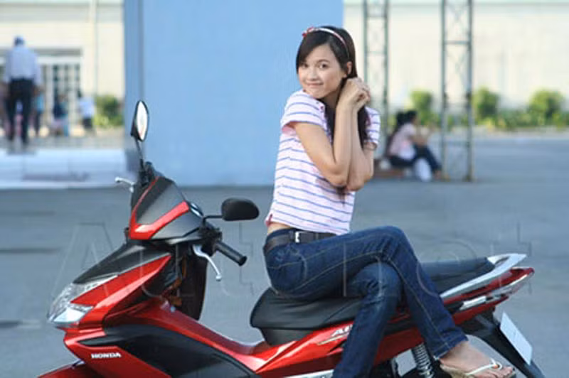 Sau nhiều sự cố, không ít người tiêu dùng đã nhận thức được rằng: Việc Air Blade hay các loại xe Honda khác bị "thổi" giá không phải vì loại xe này tốt mà vì sự "chạy đua" của những người tiêu dùng chưa thông thái. Hãy nhớ rằng, đắt chưa chắc đã xắt ra miếng". Sau nhiều sự cố, không ít người tiêu dùng đã nhận thức được rằng: Việc Air Blade hay các loại xe Honda khác bị "thổi" giá không phải vì loại xe này tốt mà vì sự "chạy đua" của những người tiêu dùng chưa thông thái. Hãy nhớ rằng, đắt chưa chắc đã xắt ra miếng".