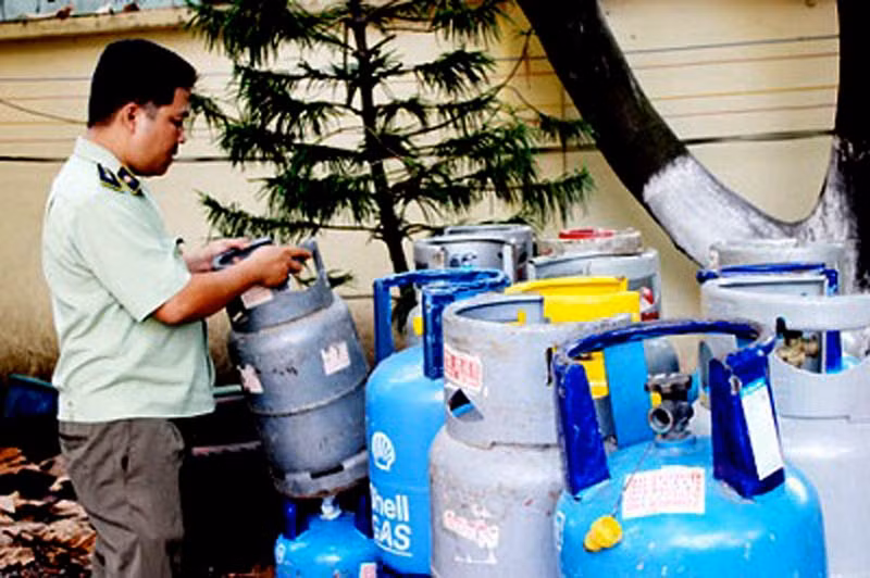 3. Người tiêu dùng, khi gọi gas thường không chú ý đến các đặc tính an toàn và hạn sử dụng của vỏ bình hay thương hiệu mà chỉ gọi gas theo thói quen về màu sắc như bình xám, bình xanh, bình đỏ… tạo điều kiện cho các đối tượng kinh doanh gas giả bán hàng kém chất lượng, không an toàn. Đây là một trong những nguyên nhân chính gây ra các vụ nổ do rò rỉ khí gas gần đây, ảnh hưởng đến tính mạng con người và gây thiệt hại vật chất lớn.