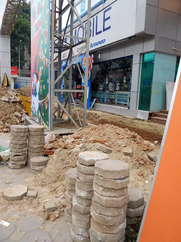 Không chỉ cắt điện, bên cho thuê Vinaconex - Sơn Hà còn đào hè gây khó khăn cho việc đi lại của người dân muốn vào siêu thị tham quan, mua sắm.