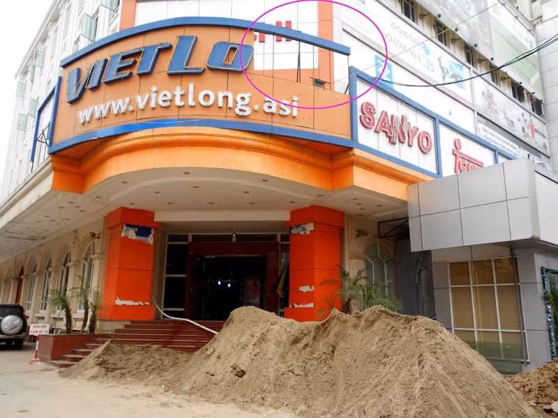 Thêm vào đó, siêu thị điện máy Việt Long phản ánh: Vinaconex - Sơn Hà còn thuê người lạ tháo gỡ biển quảng cáo của chúng tôi vào đầu hoặc cuối giờ kinh doanh gây ảnh hưởng về hình ảnh, thương hiệu của Việt Long trong mắt người tiêu dùng.
