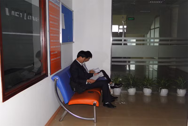Một số khác cố gắng tìm chút ánh sáng tự nhiên để đọc tài liệu tại hành lang phía bên ngoài phòng làm việc.