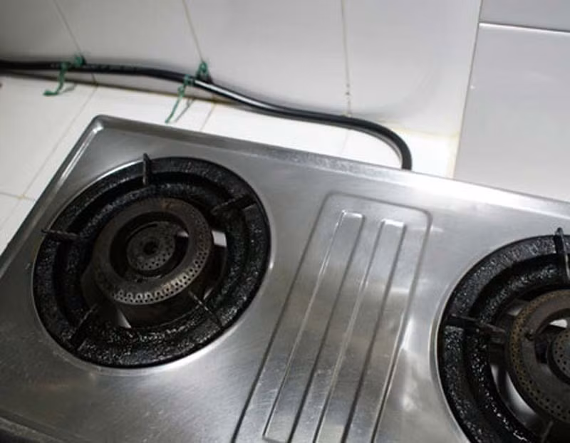 : Gas có thể rò rỉ trên thân bình, ở các điểm nối gen van an toàn, rò rỉ trên van, cả đường ống dẫn, bếp… nhưng hay gặp nhất là dây dẫn gas bị rò rì. Ống dẫn gas quá cũ có thể gây rò gas dẫn đến cháy nổ. : Gas có thể rò rỉ trên thân bình, ở các điểm nối gen van an toàn, rò rỉ trên van, cả đường ống dẫn, bếp… nhưng hay gặp nhất là dây dẫn gas bị rò rì. Ống dẫn gas quá cũ có thể gây rò gas dẫn đến cháy nổ.