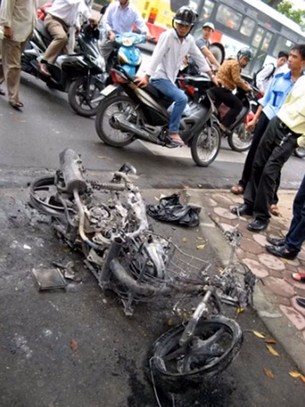 Không ít người tiêu dùng lo lắng và đặt dấu hỏi về chất lượng xe Honda trong khi những dòng xe của Honda luôn ở trong tình trạng "loạn giá" trên thị trường. Không ít người tiêu dùng lo lắng và đặt dấu hỏi về chất lượng xe Honda trong khi những dòng xe của Honda luôn ở trong tình trạng "loạn giá" trên thị trường.
