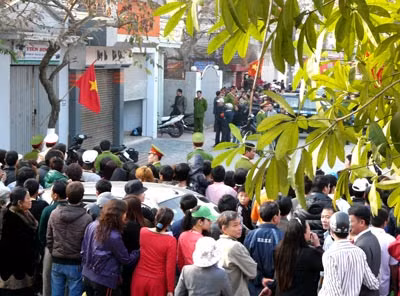 3. Chết ngạt vì ô tô nổ máy trong phòng kín, tai nạn kinh hoàng khiến nhiều gia đình "chột dạ". Chiều 6/2/2011, 9 thanh niên (trong đó có hai nữ) được phát hiện đã chết tại ngôi nhà 122 Nguyễn Văn Hới, P.Cát Bi, Q.Hải An, TP Hải Phòng. Đại tá Dương Tự Trọng, phó giám đốc Công an TP Hải Phòng, cho rằng nguyên nhân gây tử vong cho các nạn nhân là do chết ngạt vì để ôtô nổ máy trong nhà trong khi các cửa đều đóng kín. 3. Chết ngạt vì ô tô nổ máy trong phòng kín, tai nạn kinh hoàng khiến nhiều gia đình "chột dạ". Chiều 6/2/2011, 9 thanh niên (trong đó có hai nữ) được phát hiện đã chết tại ngôi nhà 122 Nguyễn Văn Hới, P.Cát Bi, Q.Hải An, TP Hải Phòng. Đại tá Dương Tự Trọng, phó giám đốc Công an TP Hải Phòng, cho rằng nguyên nhân gây tử vong cho các nạn nhân là do chết ngạt vì để ôtô nổ máy trong nhà trong khi các cửa đều đóng kín.