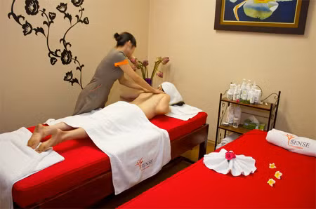 Không đơn thuần chỉ là một bể bơi nước nóng. Nhằm phục vụ các “thượng đế” một cách tối đa, công trình này được đầu tư khá toàn diện tạo nên một vòng tròn khép kín bao gồm nhiều dịch vụ: Từ massage, xông hơi cho tới spa, cắt tóc, gội đầu hay trang điểm… Không đơn thuần chỉ là một bể bơi nước nóng. Nhằm phục vụ các “thượng đế” một cách tối đa, công trình này được đầu tư khá toàn diện tạo nên một vòng tròn khép kín bao gồm nhiều dịch vụ: Từ massage, xông hơi cho tới spa, cắt tóc, gội đầu hay trang điểm…