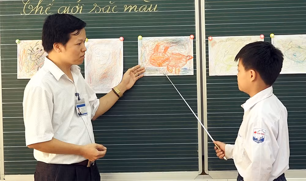 Thầy giáo Vũ luôn áp dụng phương pháp giảng dạy mới vào các tiết dạy mỹ thuật (Ảnh: CTV)