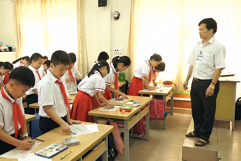 Thầy Vũ luôn truyền hết đam mê, nhiệt huyết cho học sinh hứng thú học môn mỹ thuật (Ảnh: CTV)