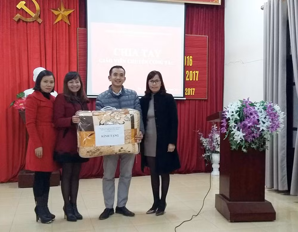 Nhà giáo ưu tú Nguyễn Thị Cúc (thứ 2 từ trái sang) luôn chăm lo đến đời sống cán bộ, giáo viên nhà trường. (Ảnh: CTV)
