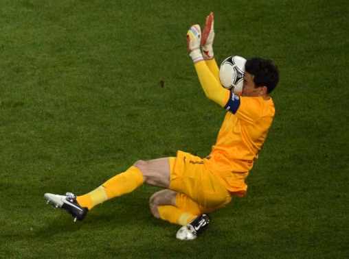 Thủ môn Hugo Lioris (Lyon): Đội trưởng đội tuyển Pháp không giấu ý định rời khỏi Lyon ngay tron g mùa Hè này. Hiện tại, cả Arsenal và Totteham đang rất muốn có sự phục vụ của thủ thành 25 tuổi. Nhưng vấn đề giá cả là vướng mắc cả đôi bên, trong khi Lyon muốn 16 triệu bảng thì Tottenham chỉ mới ra giá 13 triệu bảng (Arsenal thì ra giá 12 triệu bảng).