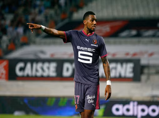 Yann M”Vila (CLB Rennes): Phong độ ấn tượng của Robin van Persie ở mùa giải vừa qua không đủ để Arsenal tránh khói mùa bóng bết bát thứ 7 liên tiếp. Điều đó đồng nghĩa với việc Pháo thủ London phải chi hầu bao mạnh tay cho mùa bóng tới. Sau khi có được Lukas Podolski, HLV Arsene Wenger tiếp tục săn đón những tài năng sáng giá khác và Yann M”Vila là một trong số đó.