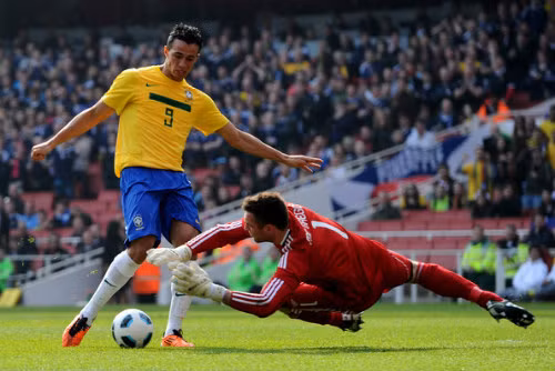 Leandro Damiao (Brazil): Trong 3 mùa giải khoác áo Internacional, chân sút 22 tuổi này đã có tới tổng cộng 70 bàn thắng. Damiao sở hữu kĩ thuật cùng khả năng ghi bàn cực tốt. Đặc biệt, với chiều cao lý tưởng (1m87), khả năng không chiến của Damiao là rất đáng nể.