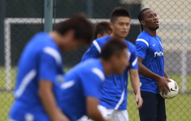 Buổi tập đầu tiên của Drogba tại CLB Thân Hoa Thượng Hải. Buổi tập đầu tiên của Drogba tại CLB Thân Hoa Thượng Hải.