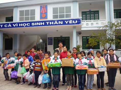 Với nhà trường và các em học sinh, việc ủng hộ không chỉ là một hoạt động từ thiện mà còn là một bài học đạo đức, bài học làm người. (Ảnh Thu Hòe)