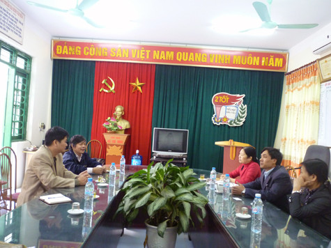 Ông Nguyễn Quốc Long, đại diện Báo Điện tử Giáo dục Việt Nam làm việc với lãnh đạo trường TH Vân Tảo. (Ảnh Thu Hòe)