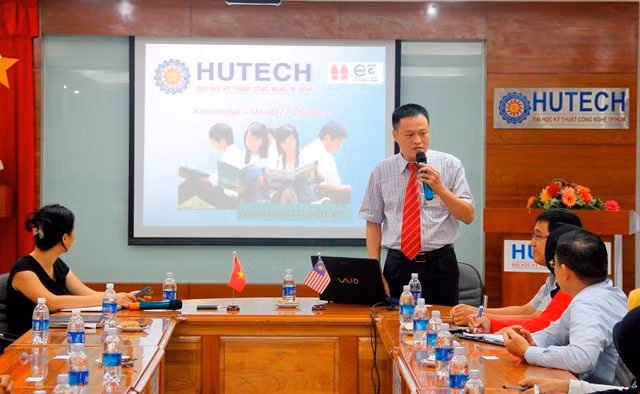 Phó giáo sư Bùi Xuân Lâm cho rằng, hợp tác quốc tế hiệu quả nhất là đón sinh viên ngoại gào trường học, đưa sinh viên trường mình ra trường bạn học: Ảnh: T.A Phó giáo sư Bùi Xuân Lâm cho rằng, hợp tác quốc tế hiệu quả nhất là đón sinh viên ngoại gào trường học, đưa sinh viên trường mình ra trường bạn học: Ảnh: T.A