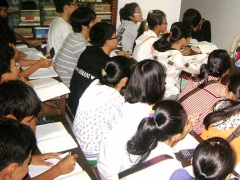 Trong một lớp dạy thêm. (Ảnh: Báo Giáo dục Thời Đại)