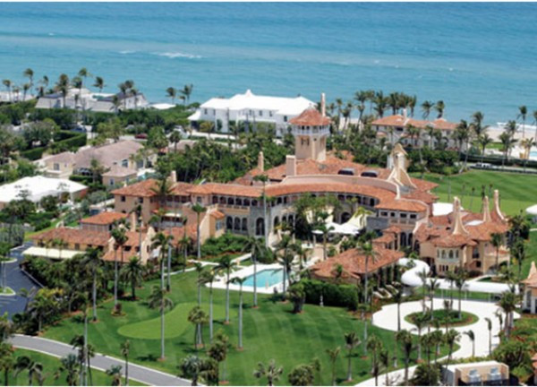 2. Năm 1985, Trump đã mua khu bất động sản Mar-a-Lago ở bờ biển Palm (Florida, Mỹ) với giá 10 triệu USD và biến nó thành một câu lạc bộ tư nhân. Câu lạc bộ nằm trên 17 mẫu Anh và là địa điểm nghỉ mát ưa thích của nhiều người nổi tiếng. 2. Năm 1985, Trump đã mua khu bất động sản Mar-a-Lago ở bờ biển Palm (Florida, Mỹ) với giá 10 triệu USD và biến nó thành một câu lạc bộ tư nhân. Câu lạc bộ nằm trên 17 mẫu Anh và là địa điểm nghỉ mát ưa thích của nhiều người nổi tiếng.