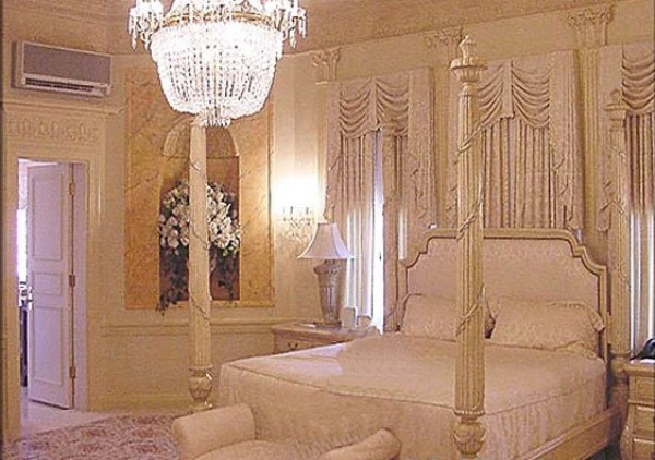 Biệt thự Mar-a-Lago có 58 phòng ngủ sang trọng, 33 phòng tắm, 12 lò sưởi, một bàn ăn dài 8m bằng đá cẩm thạch và ba hầm tránh bom. Biệt thự Mar-a-Lago có 58 phòng ngủ sang trọng, 33 phòng tắm, 12 lò sưởi, một bàn ăn dài 8m bằng đá cẩm thạch và ba hầm tránh bom.
